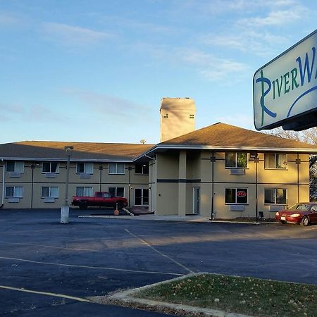 Riverwalk Inn & Suites Fort Atkinson Экстерьер фото