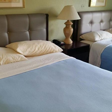 Riverwalk Inn & Suites Fort Atkinson Экстерьер фото