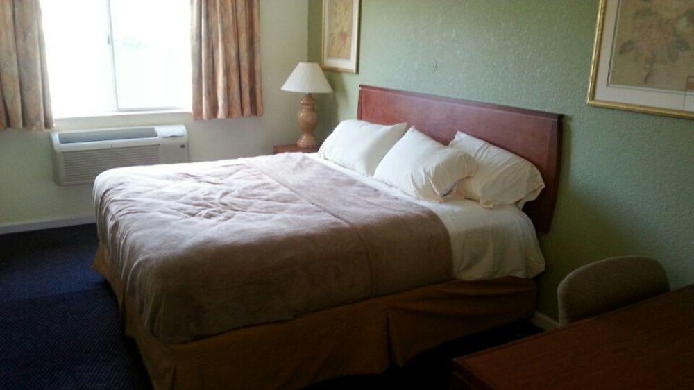 Riverwalk Inn & Suites Fort Atkinson Экстерьер фото
