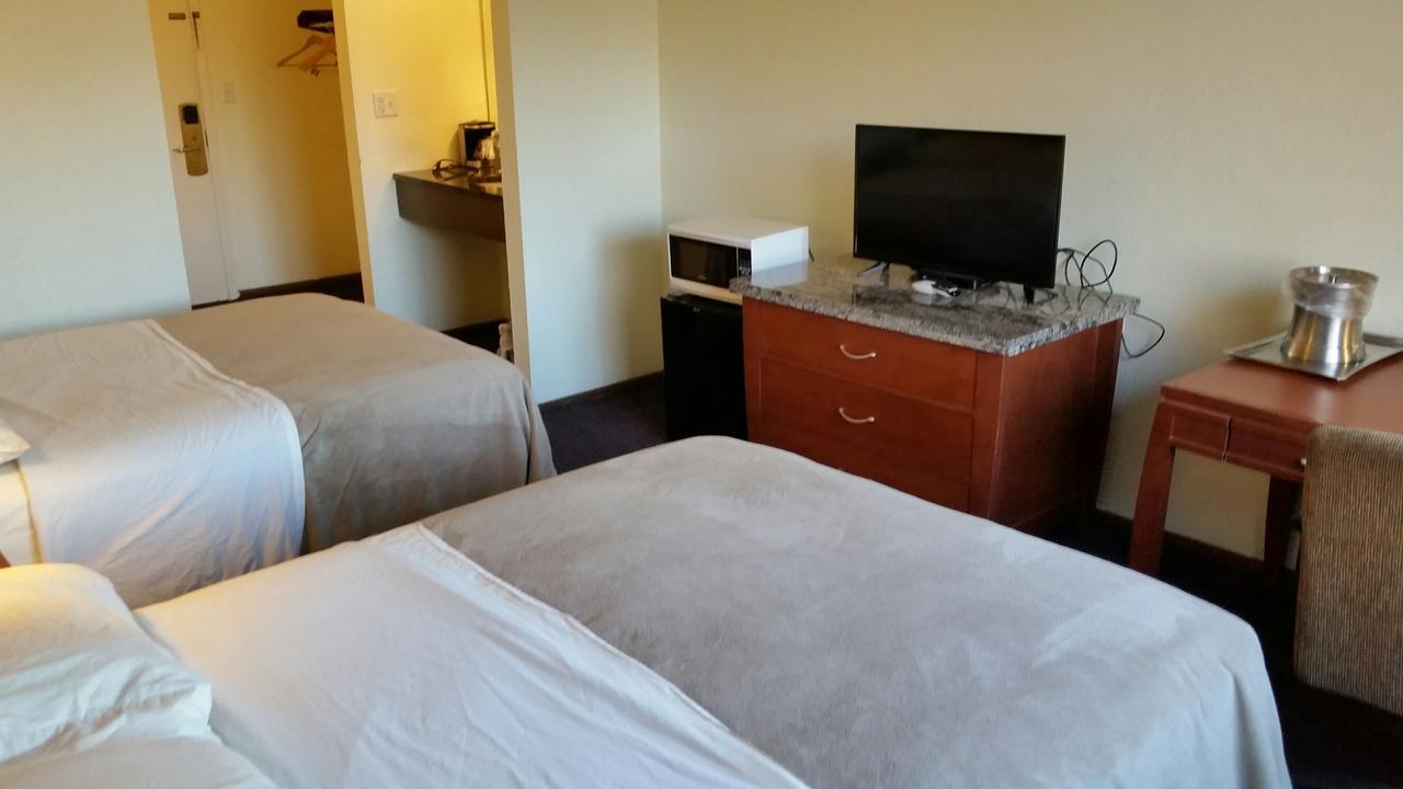 Riverwalk Inn & Suites Fort Atkinson Экстерьер фото