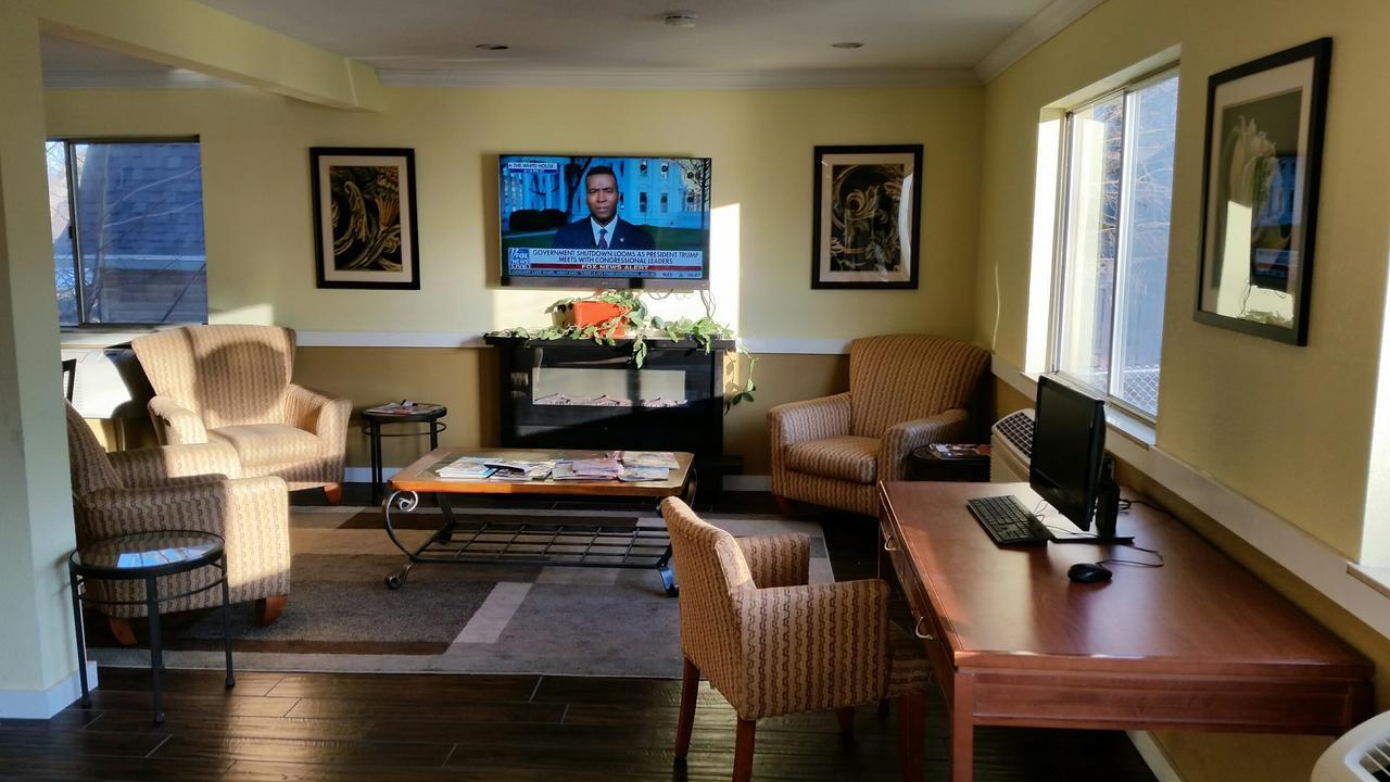 Riverwalk Inn & Suites Fort Atkinson Экстерьер фото