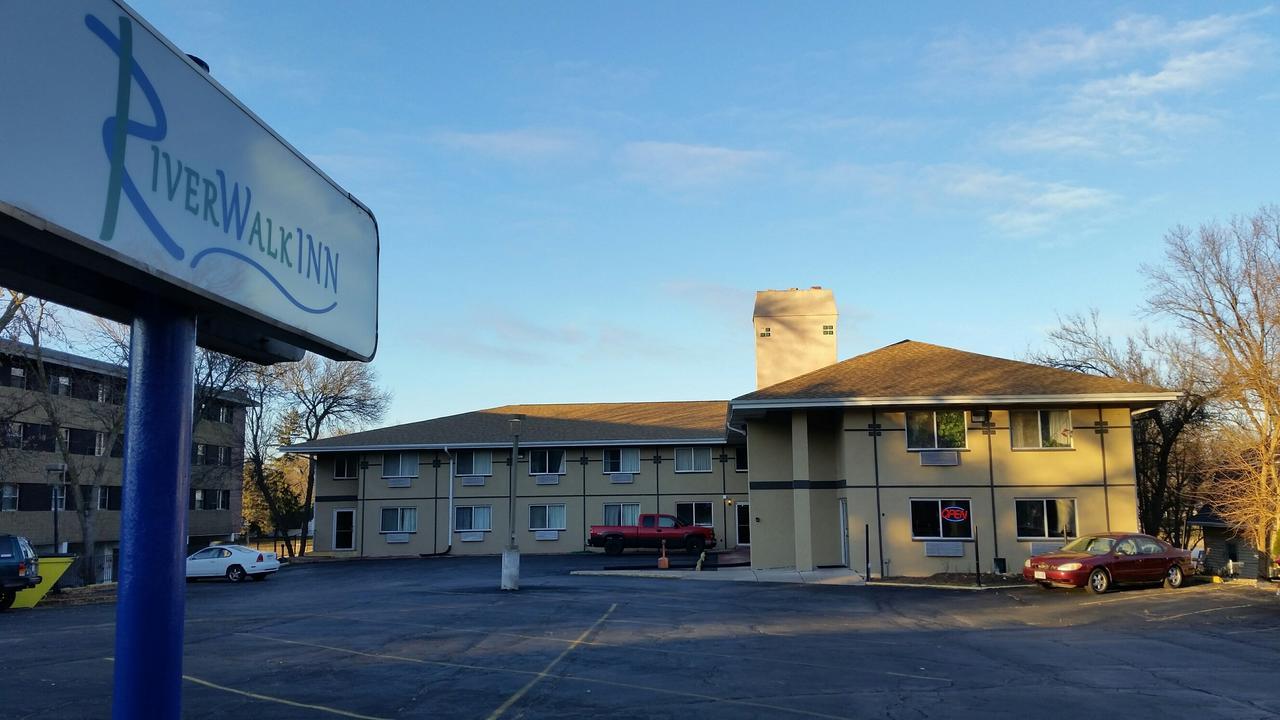 Riverwalk Inn & Suites Fort Atkinson Экстерьер фото