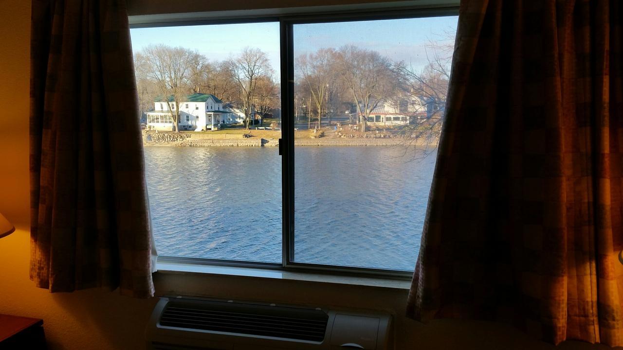 Riverwalk Inn & Suites Fort Atkinson Экстерьер фото