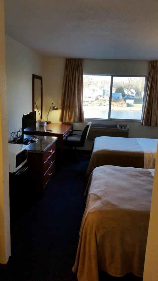 Riverwalk Inn & Suites Fort Atkinson Экстерьер фото