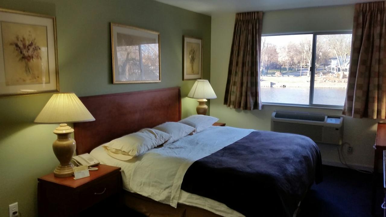 Riverwalk Inn & Suites Fort Atkinson Экстерьер фото