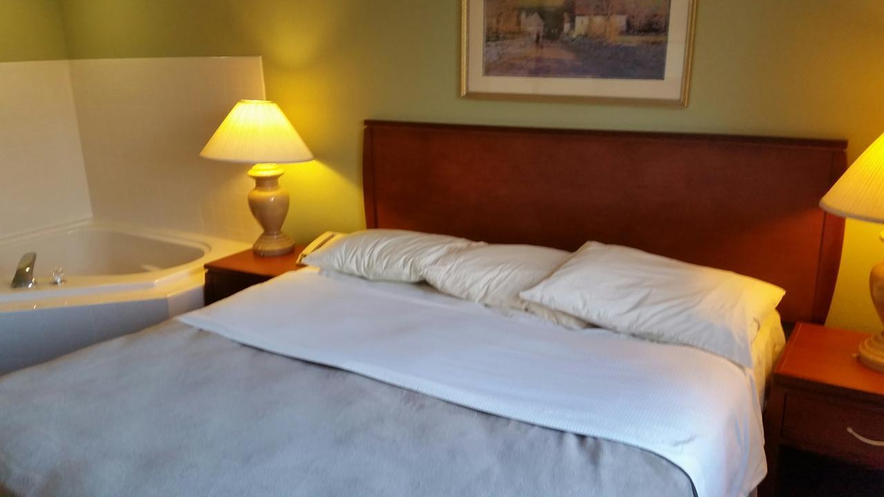 Riverwalk Inn & Suites Fort Atkinson Экстерьер фото