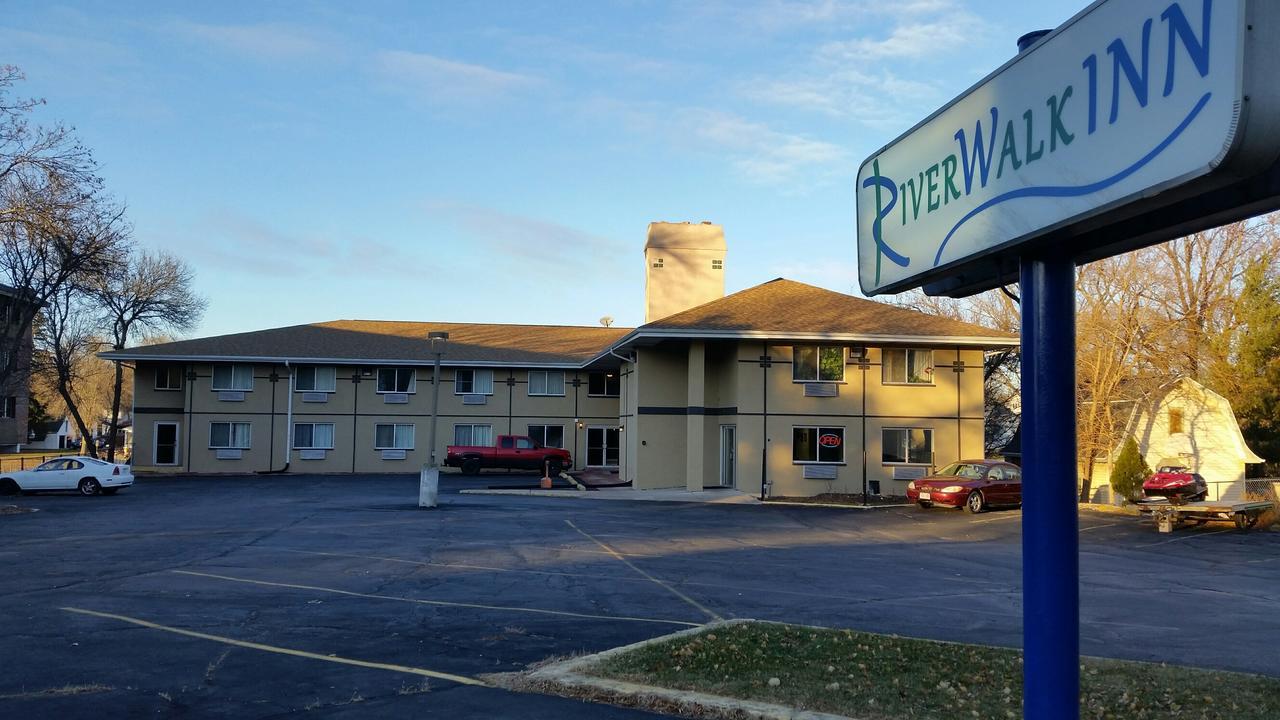 Riverwalk Inn & Suites Fort Atkinson Экстерьер фото