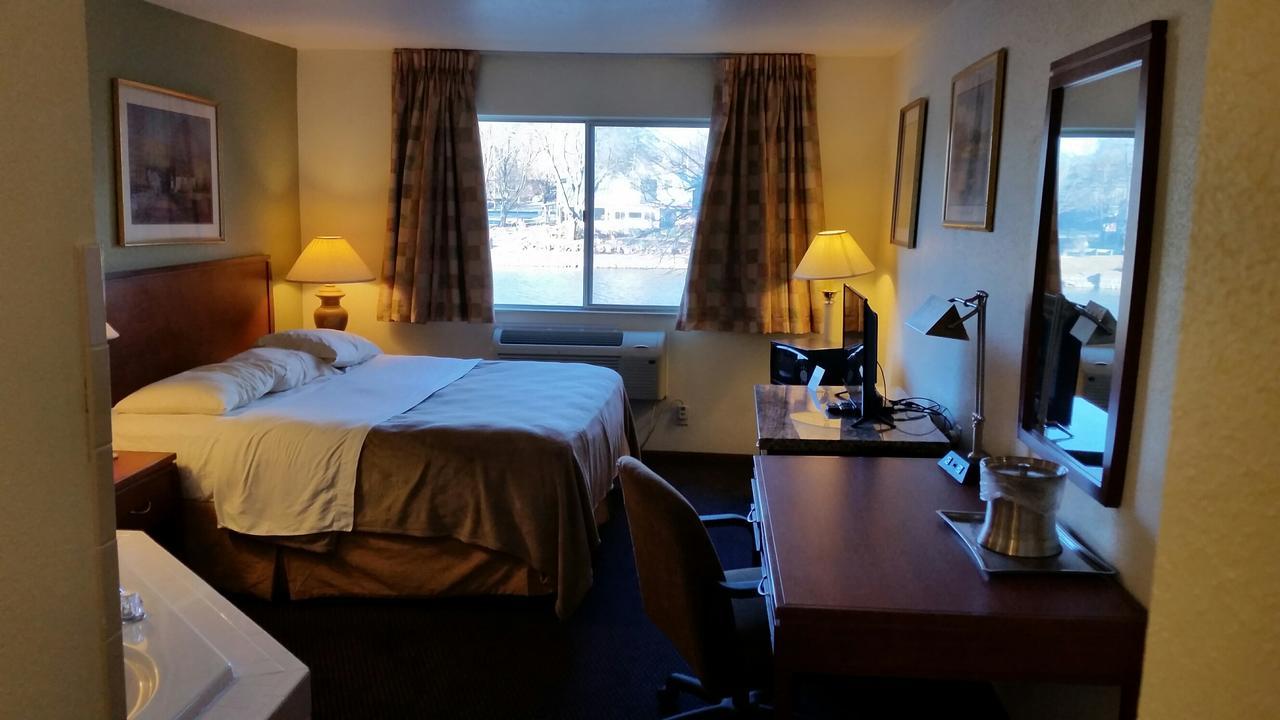 Riverwalk Inn & Suites Fort Atkinson Экстерьер фото