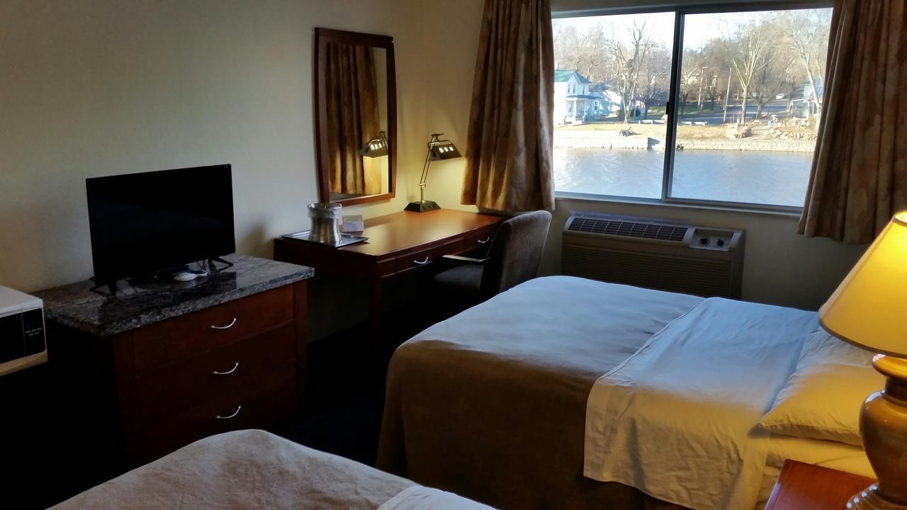 Riverwalk Inn & Suites Fort Atkinson Экстерьер фото