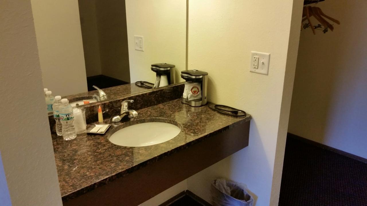 Riverwalk Inn & Suites Fort Atkinson Экстерьер фото