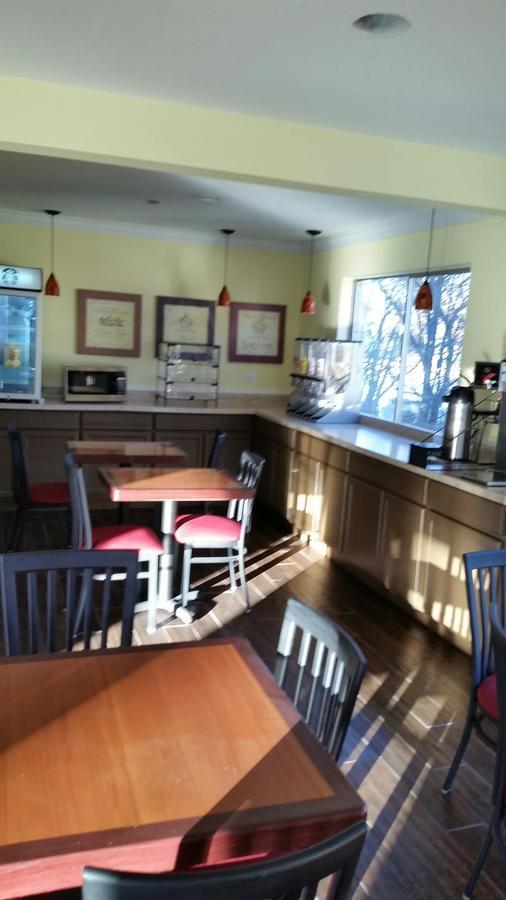 Riverwalk Inn & Suites Fort Atkinson Экстерьер фото