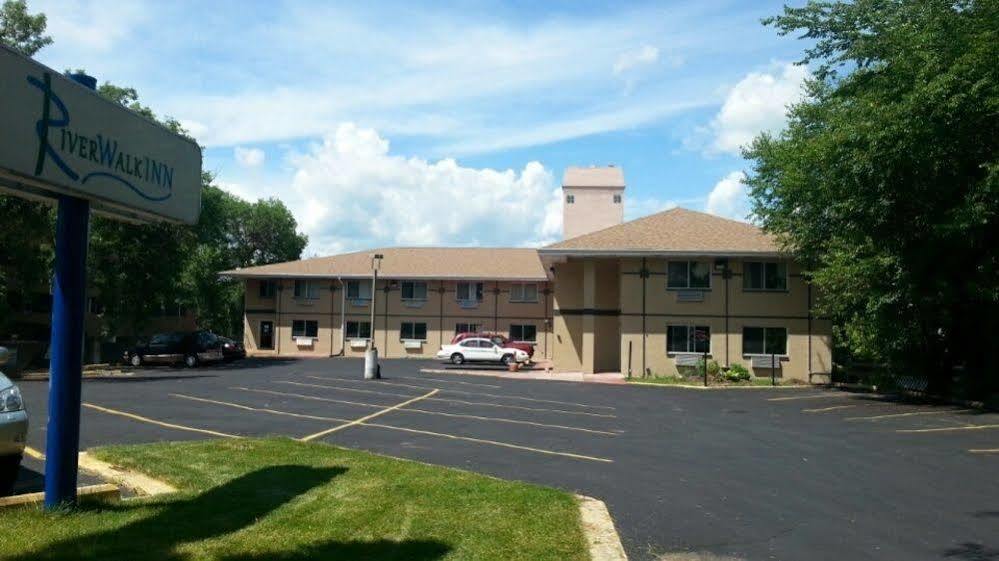 Riverwalk Inn & Suites Fort Atkinson Экстерьер фото