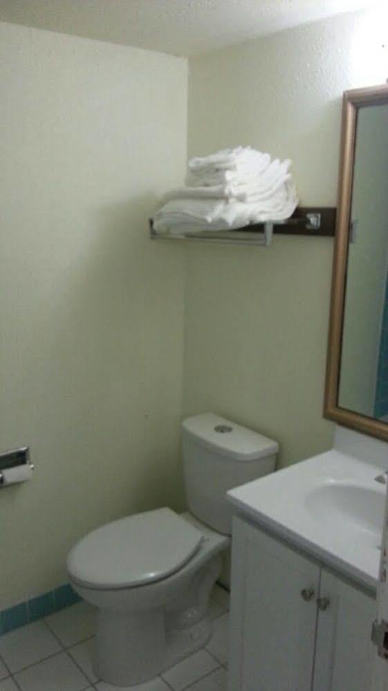 Riverwalk Inn & Suites Fort Atkinson Экстерьер фото