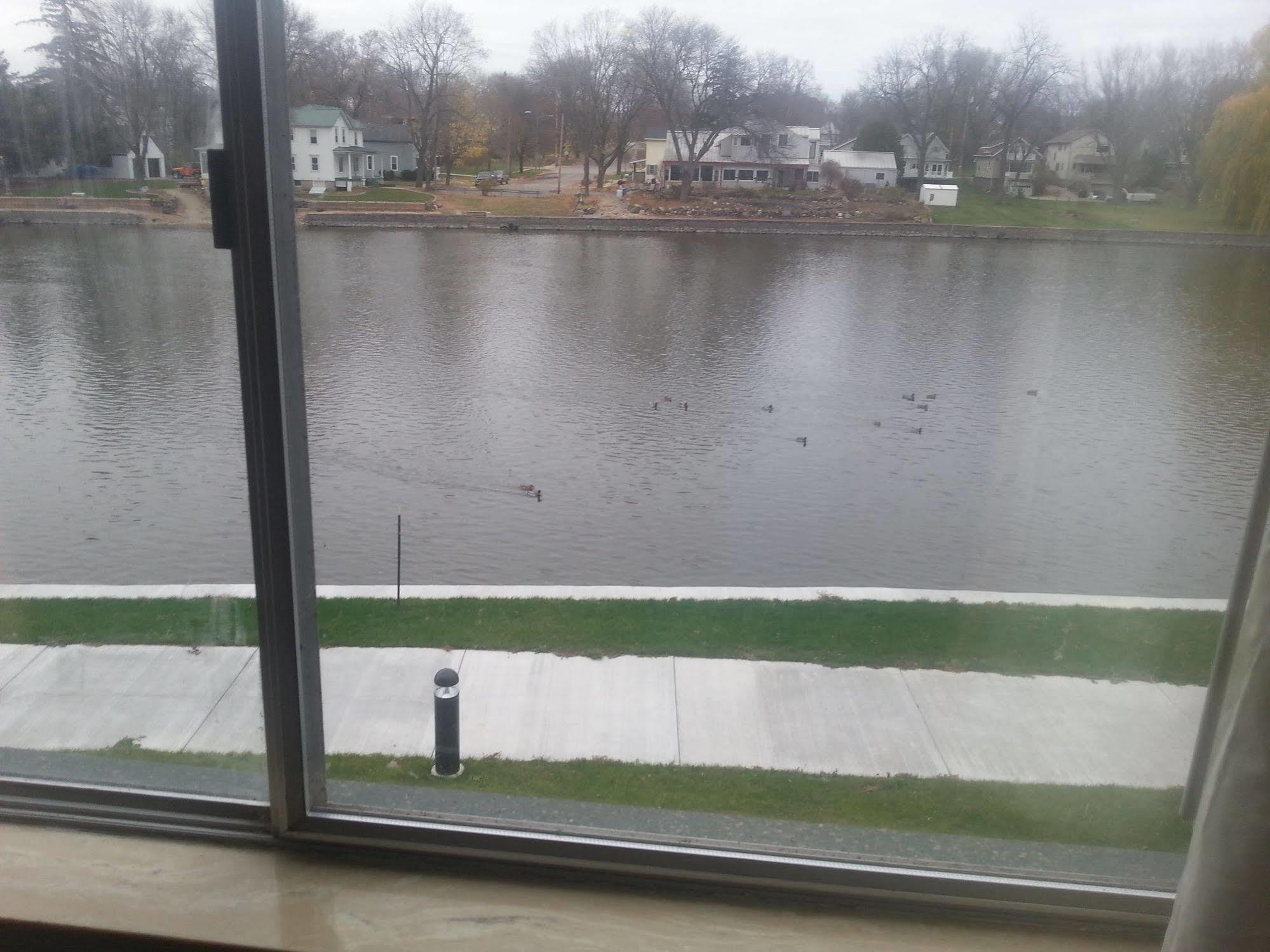 Riverwalk Inn & Suites Fort Atkinson Экстерьер фото