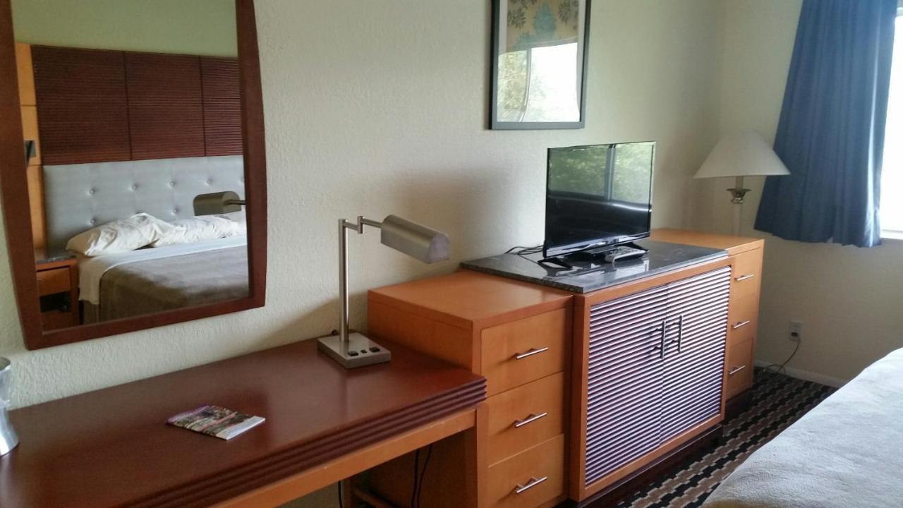 Riverwalk Inn & Suites Fort Atkinson Экстерьер фото