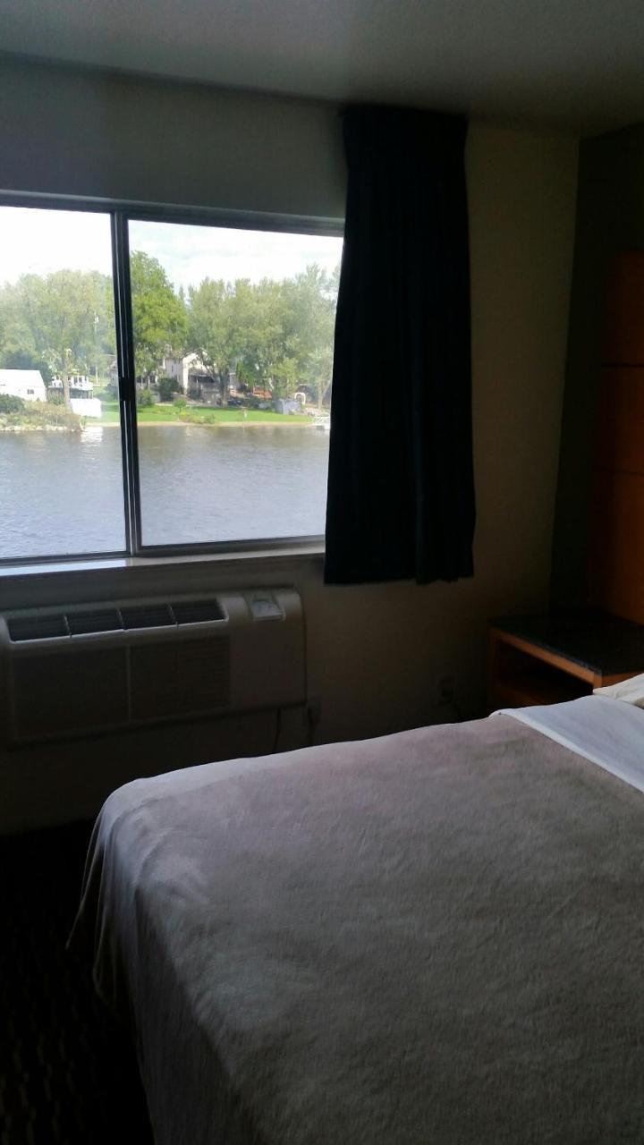 Riverwalk Inn & Suites Fort Atkinson Экстерьер фото