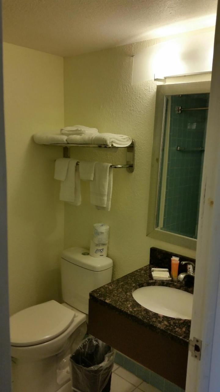 Riverwalk Inn & Suites Fort Atkinson Экстерьер фото