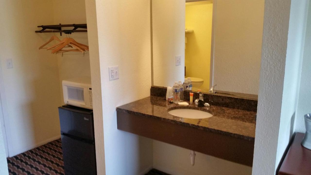 Riverwalk Inn & Suites Fort Atkinson Экстерьер фото