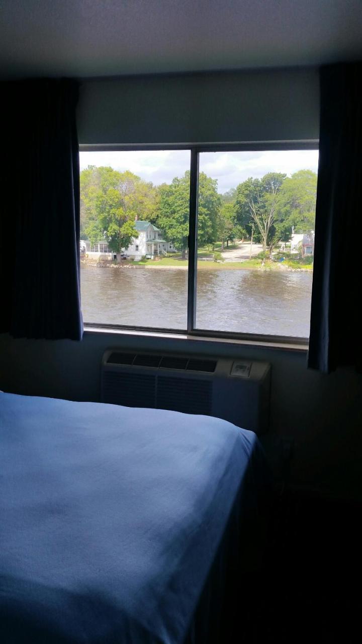 Riverwalk Inn & Suites Fort Atkinson Экстерьер фото