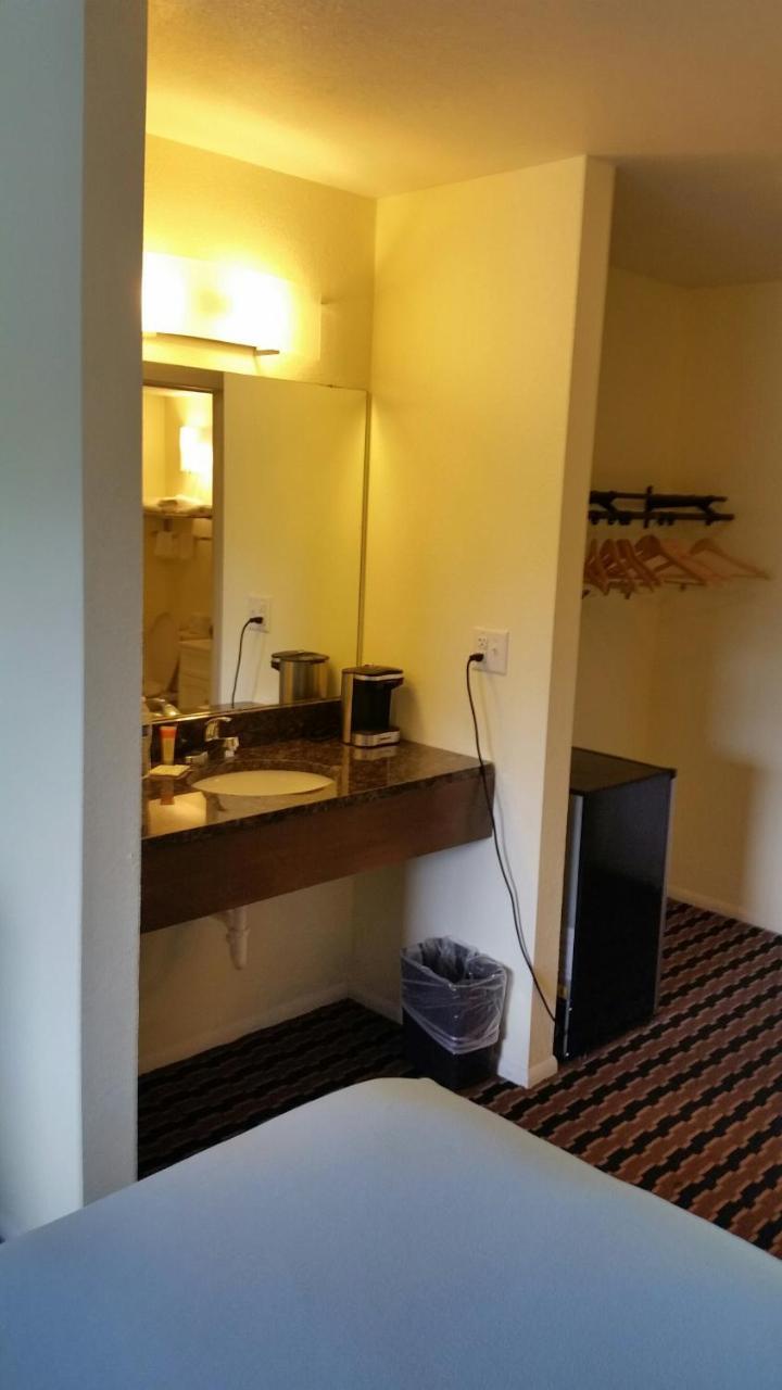 Riverwalk Inn & Suites Fort Atkinson Экстерьер фото