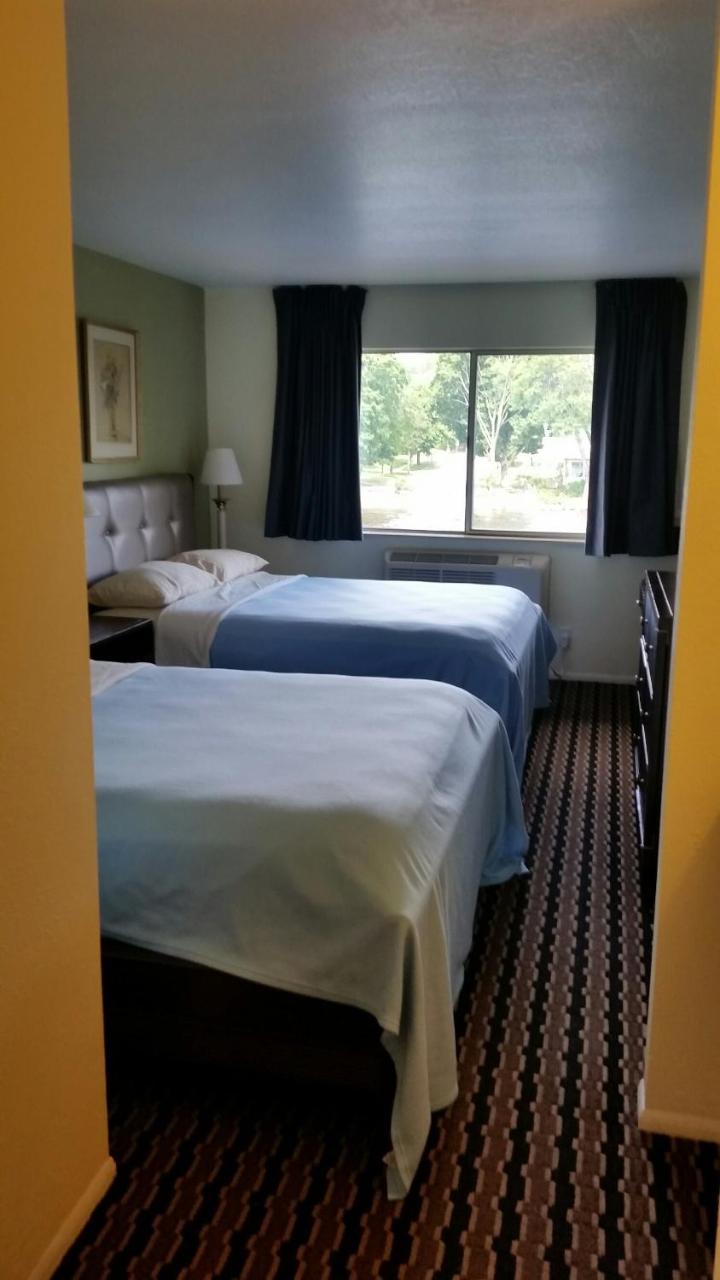 Riverwalk Inn & Suites Fort Atkinson Экстерьер фото