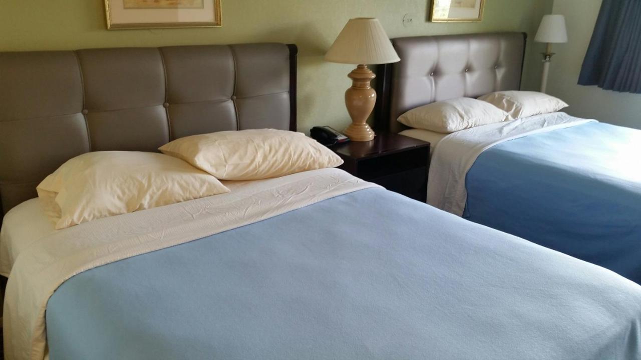 Riverwalk Inn & Suites Fort Atkinson Экстерьер фото