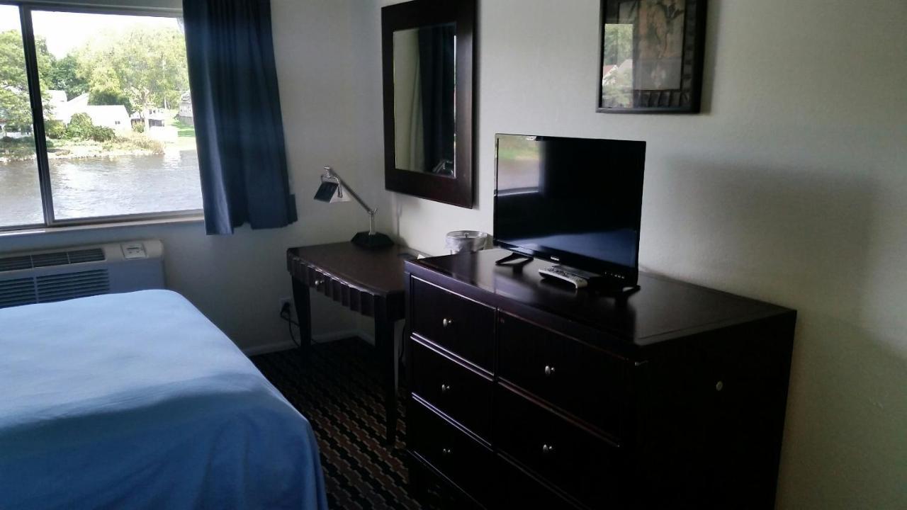 Riverwalk Inn & Suites Fort Atkinson Экстерьер фото