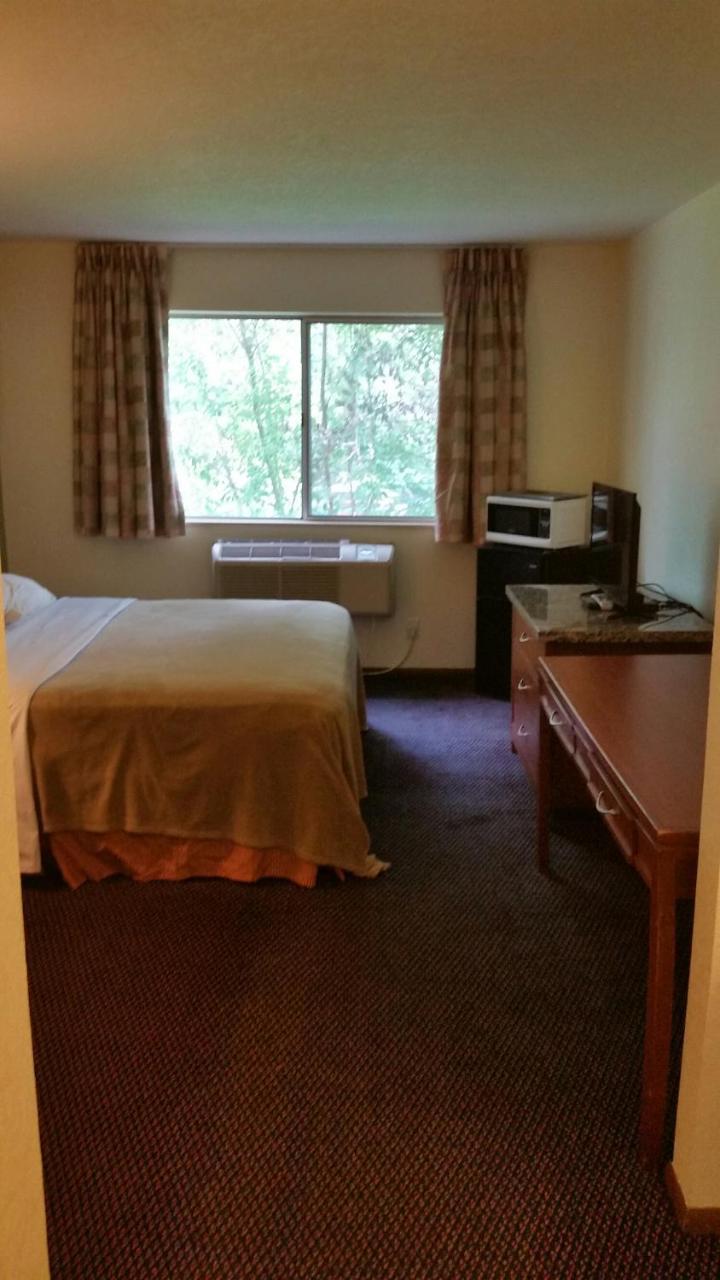 Riverwalk Inn & Suites Fort Atkinson Экстерьер фото