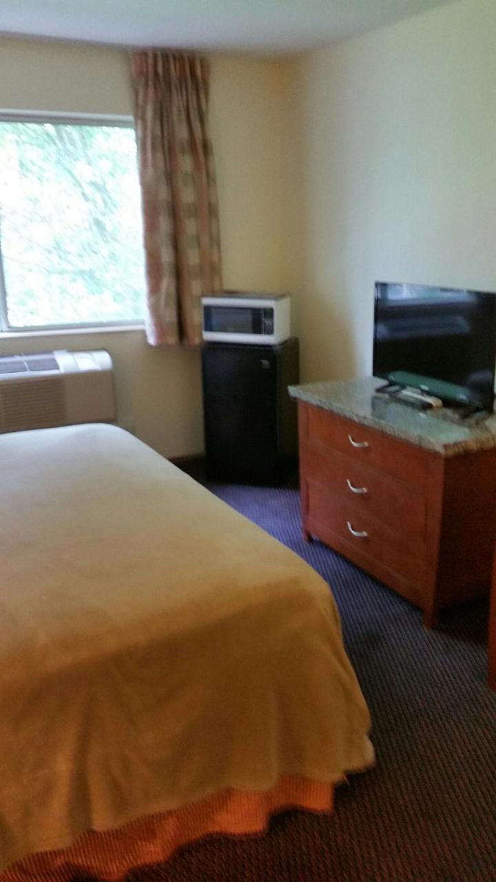 Riverwalk Inn & Suites Fort Atkinson Экстерьер фото