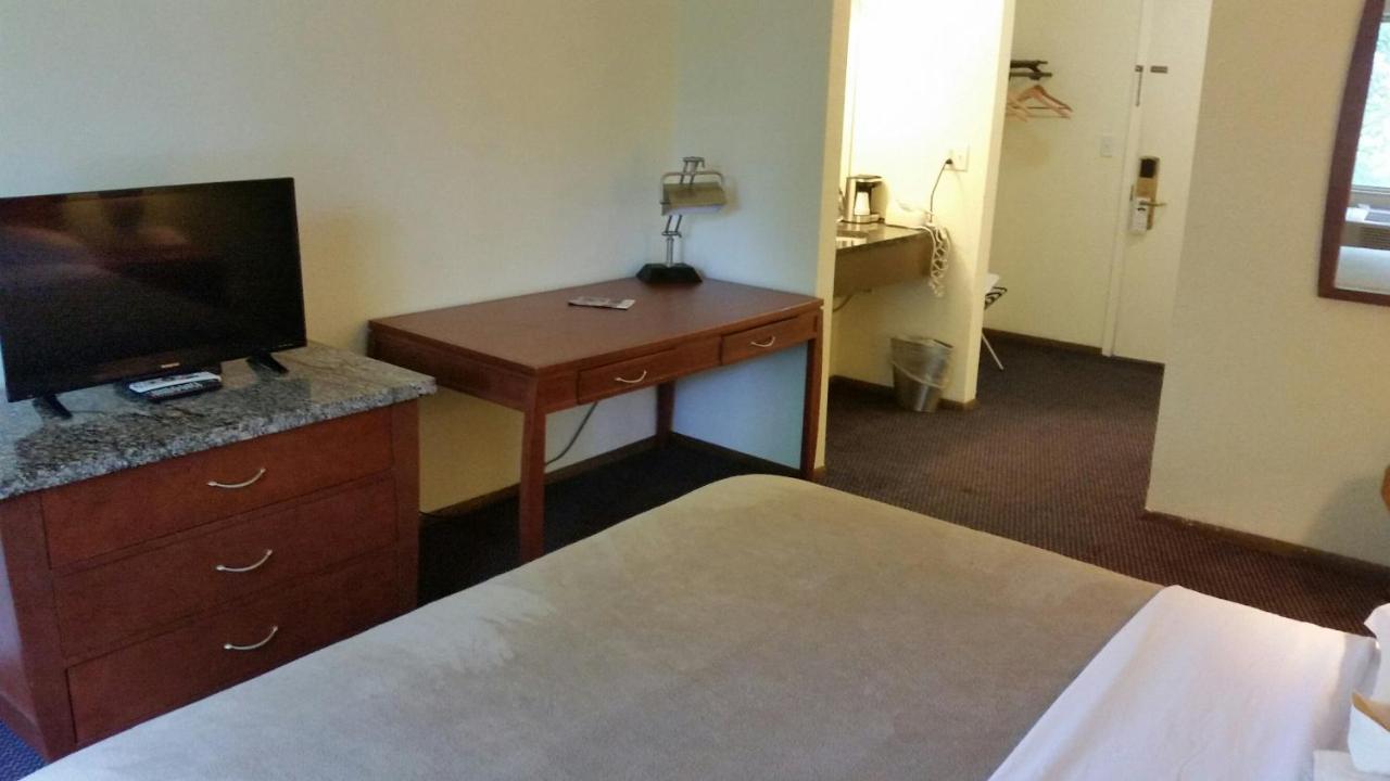 Riverwalk Inn & Suites Fort Atkinson Экстерьер фото